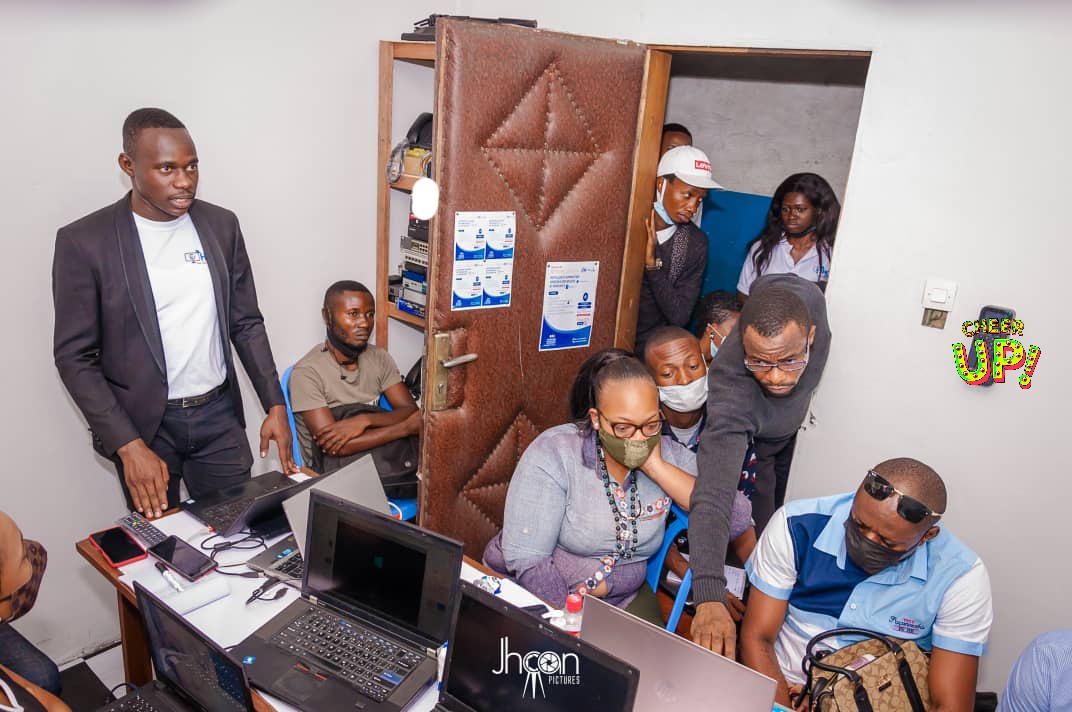 Des spécialistes HCE accompagnent les participants pendant une formation réseau.