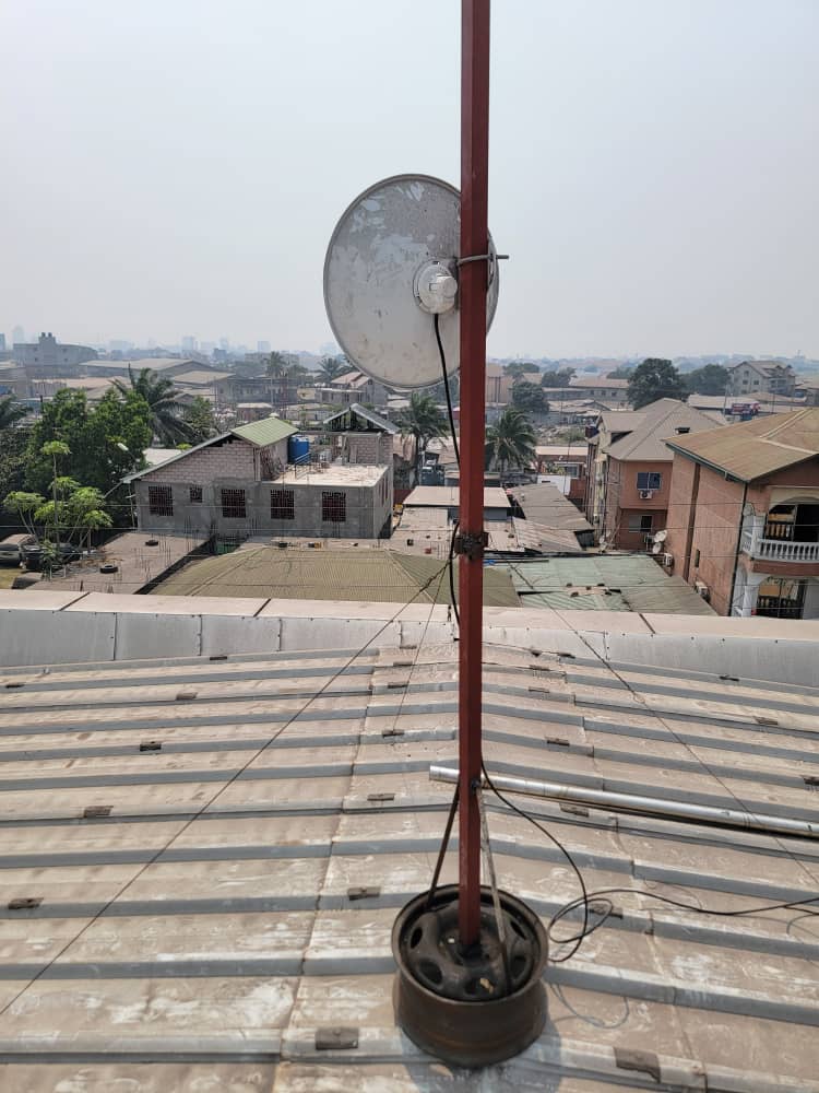 Antenne extérieure installée pour établir une liaison point à point.